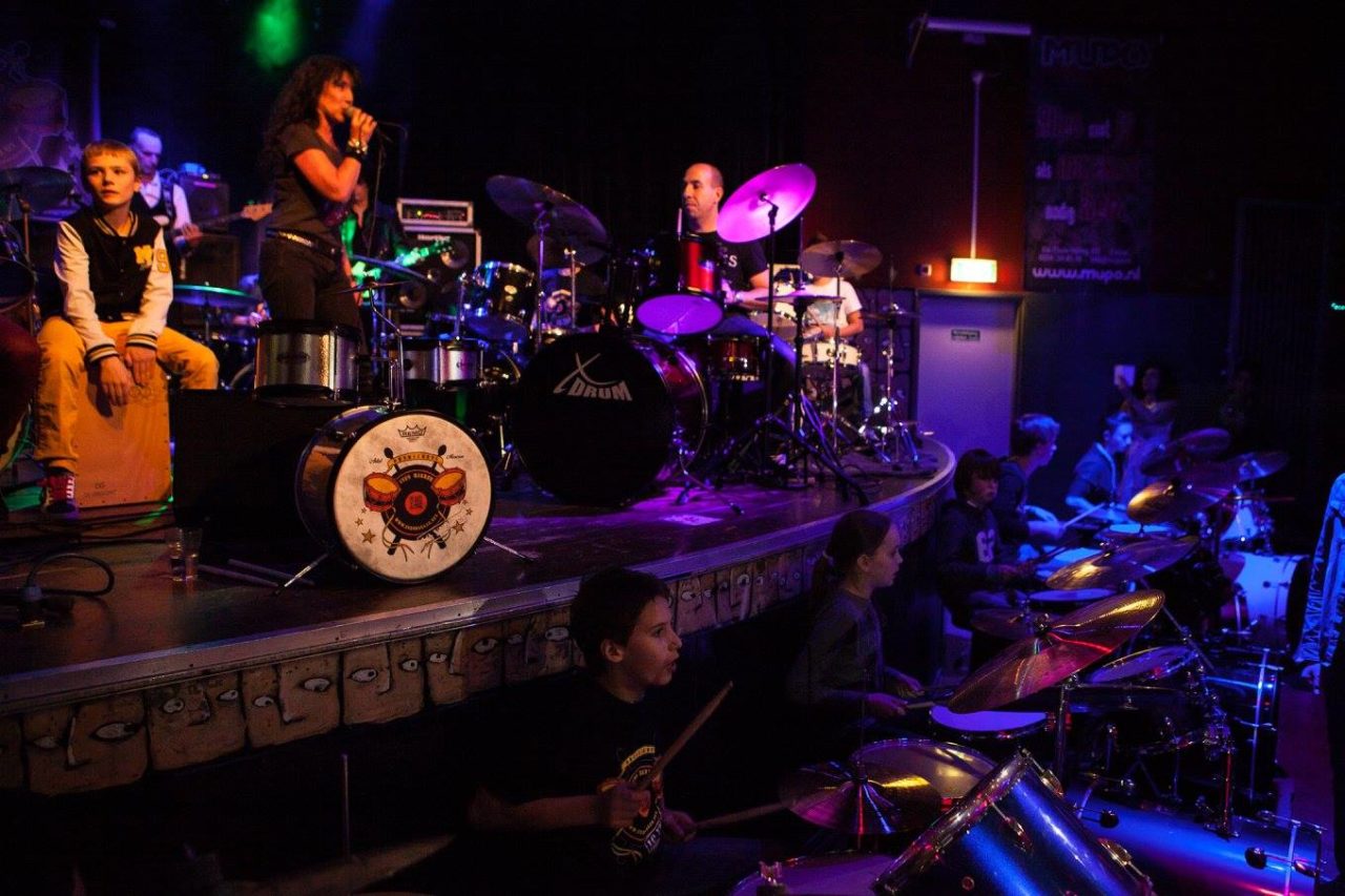Optreden tijdens het 10 jaar Drumschool Sven Bakker feest