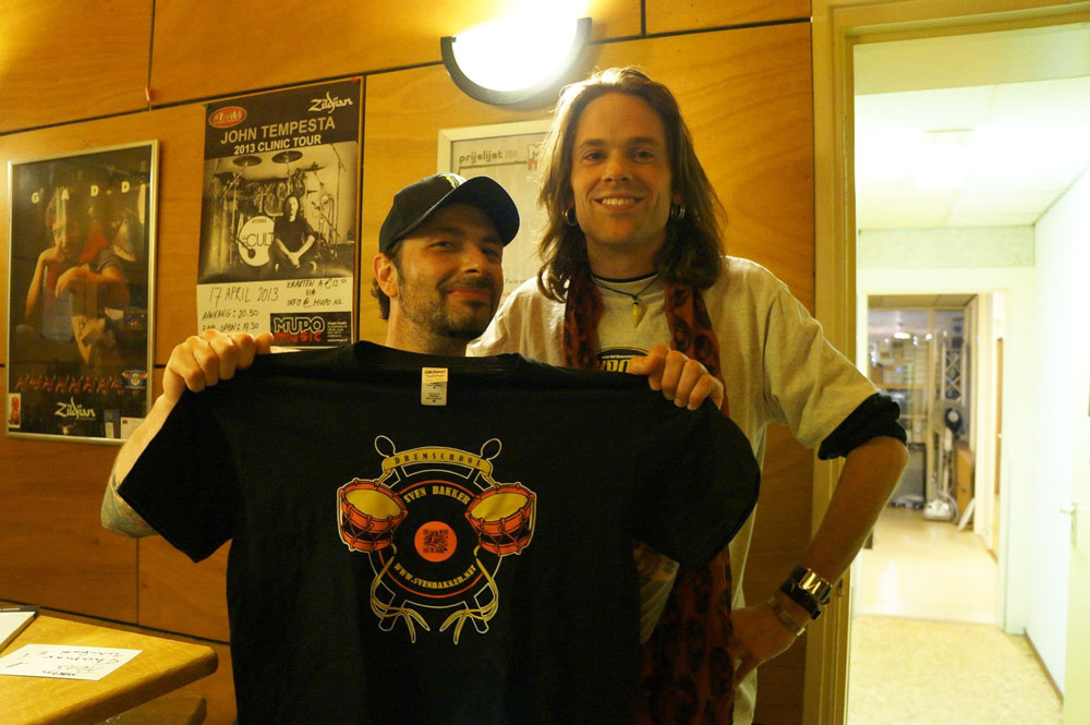 John Tempesta met Drumschool Sven Bakker t-shirt