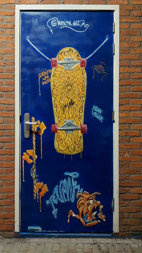 Svenimal door painting: Tribute to Jim phillips. Acrylics on door @ Brian Nicholas Groente & Fruit, Amsterdam (2024) (svenimal.art)