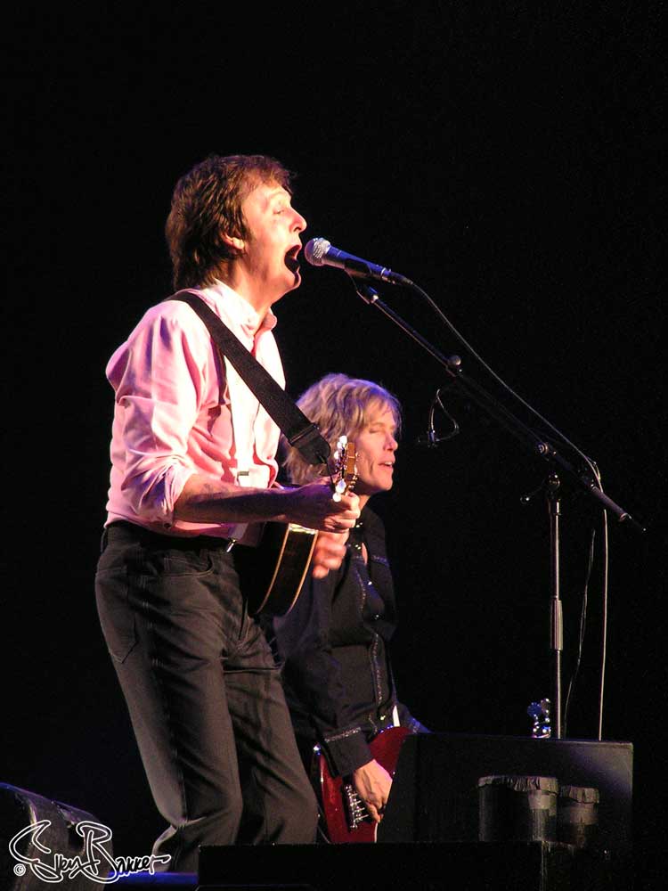 Paul McCartney and Brian Ray @ Gelredome, Arnhem (Sven Bakker)