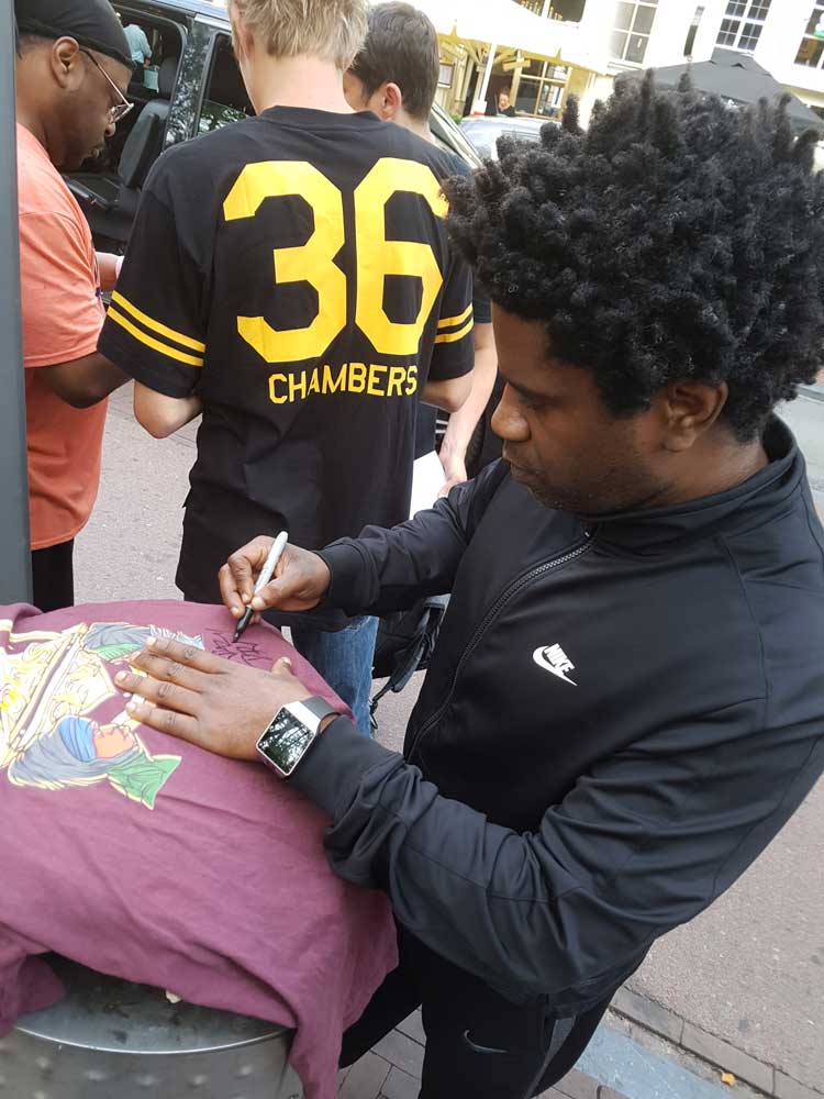 Dray (Krazy Drayz) signing Das Efx logo design. Procreate and Photoshop. Print on shirt (56x76cm) @ Bitterzoet, Amsterdam (2019) (svenimal.art)