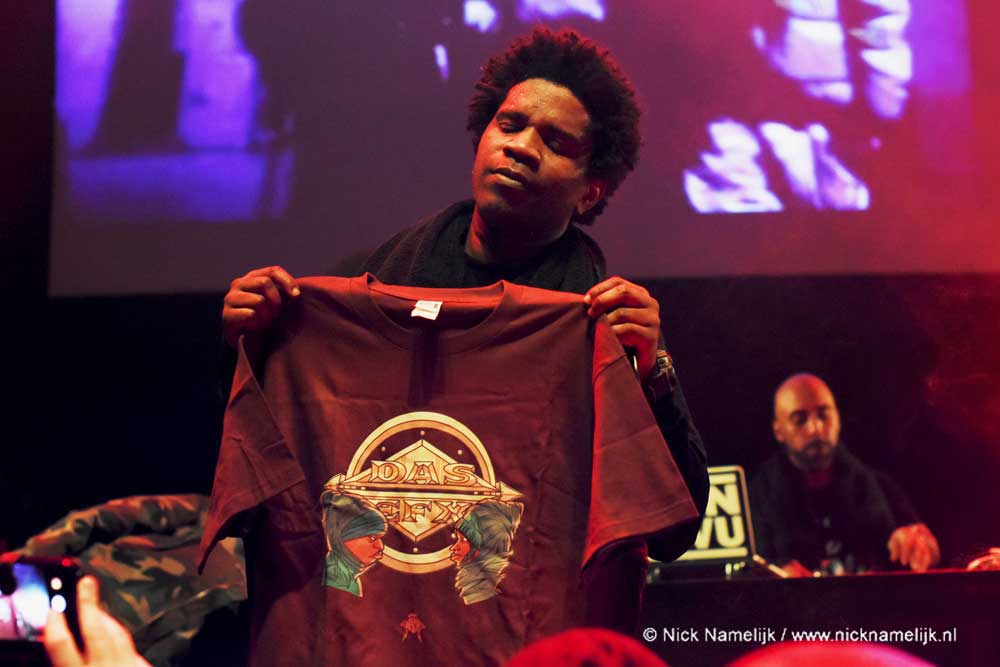 Dray (Krazy Drayz) holding Das Efx logo design. Procreate and Photoshop. Print on shirt (56x76cm) @ Gebroeders de Nobel, Leiden (2019) (svenimal.art)