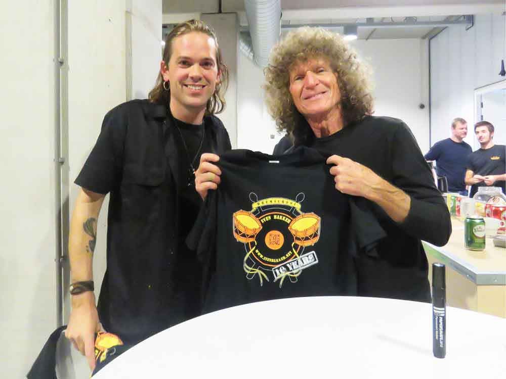 Tommy Aldridge (Whitesnake, Ozzy Osbourne) with Sven Bakker t-shirt logo design on t-shirt (2017) (svenimal.art)