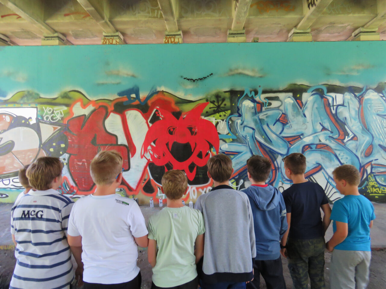 Kids watching Svenimal graffiti character cartoon @ Flevo Park, Amsterdam (2016) (svenimal.art)