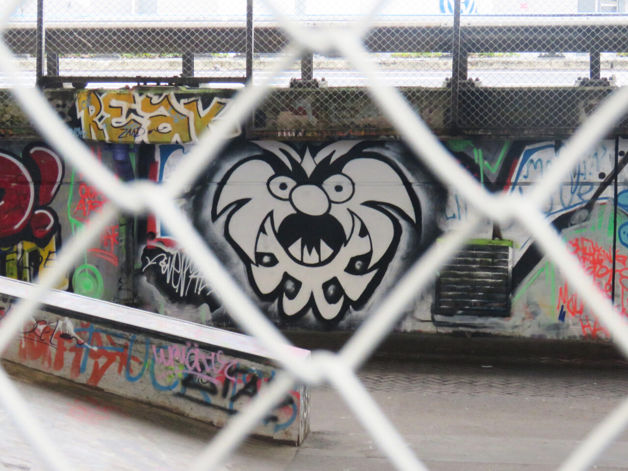 Svenimal graffiti character cartoon @ Zaandam (2017) (svenimal.art)