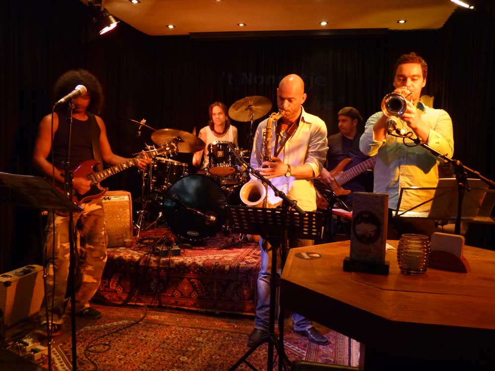 Sven Bakker (Svenimal) playing with Farida Merville @ Fardia sings Janis & Amy @ ‘T Nonnetje, Amersfoort