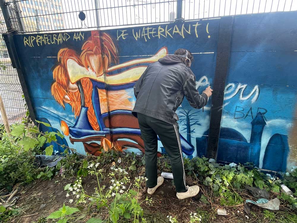 Svenimal graffiti character – streetart mural tribute to Remy “Last Man Standing” @ Havenstraat, Amsterdam (2024) (svenimal.art)