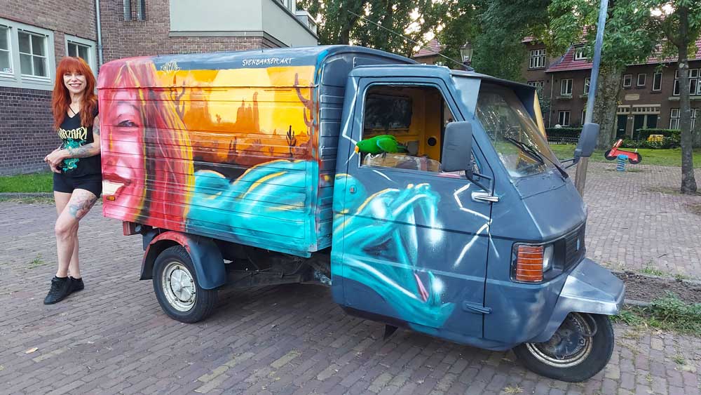Svenimal graffiti streetart portrait painting piaggio Els Bruinewoud @ Amsterdam (2023) (svenimal.art)