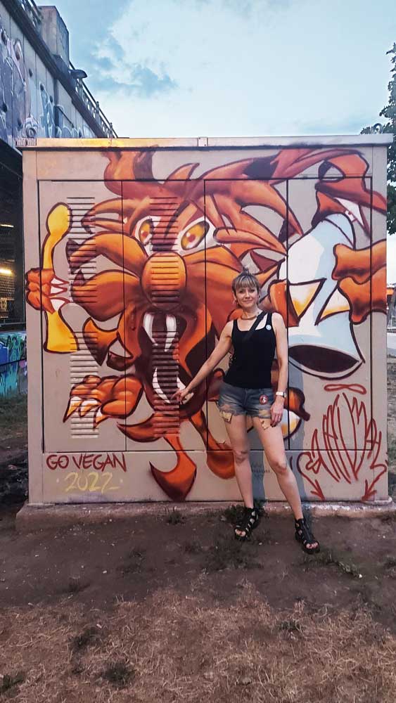 Svenimal graffiti character cartoon streetart with Gisella Vismara @ Vienna (2022) (svenimal.art)