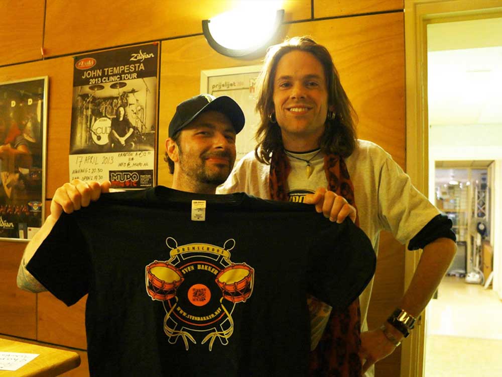 Sven Bakker (Svenimal) with fellow drummer John Tempesta (RobZombie/The Cult) @ MUPO Music, Zwaag (2013) (svenimal.art)