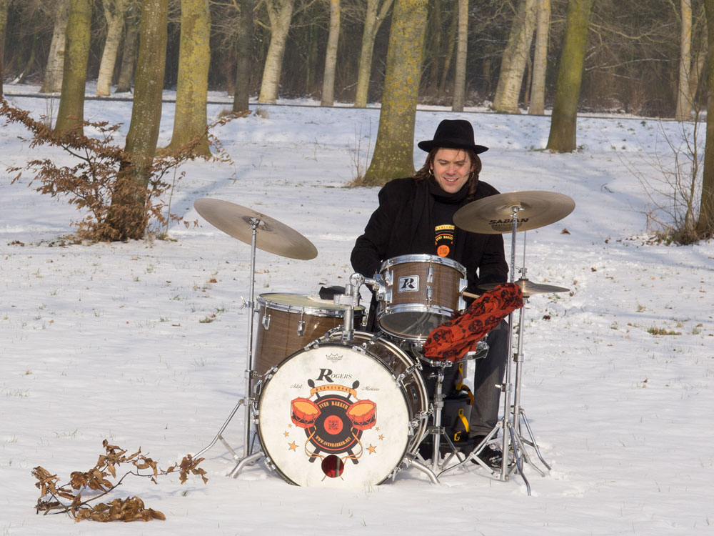 Sven Bakker (Svenimal) chilliong with his Rogers drumset @ Stede Broec (2017) (svenimal.art)