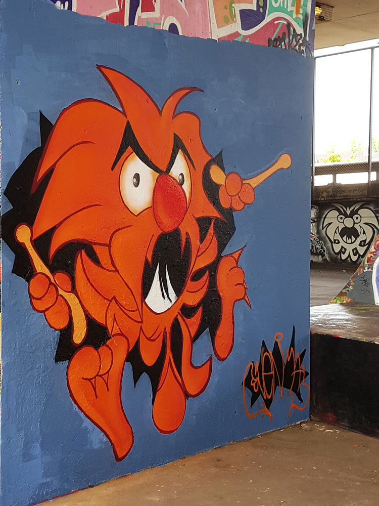 Svenimal drumming graffiti character @ A8, Zaandam (2017) (svenimal.art)