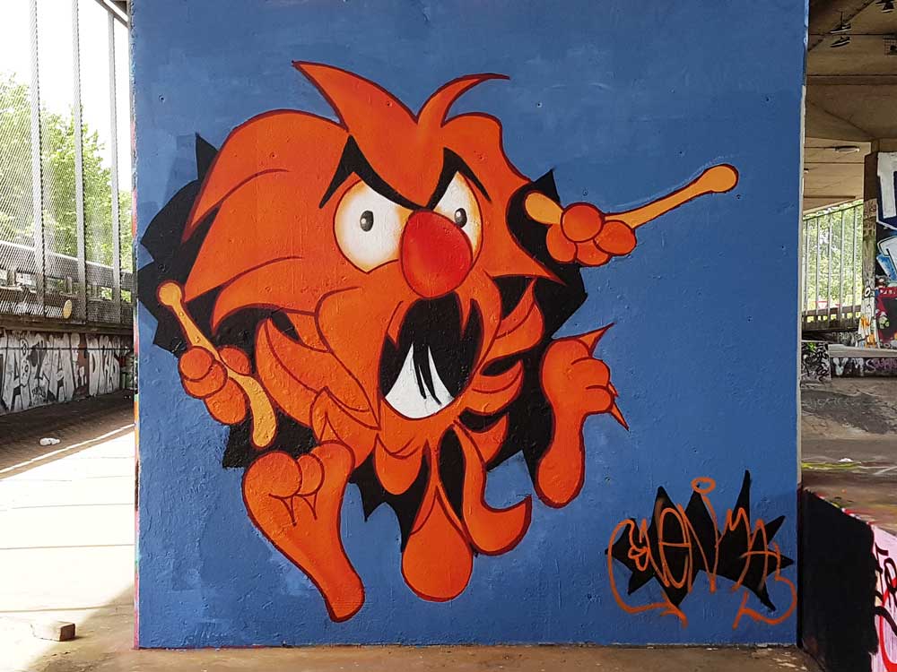 Svenimal drumming graffiti character @ A8, Zaandam (2017) (svenimal.art)