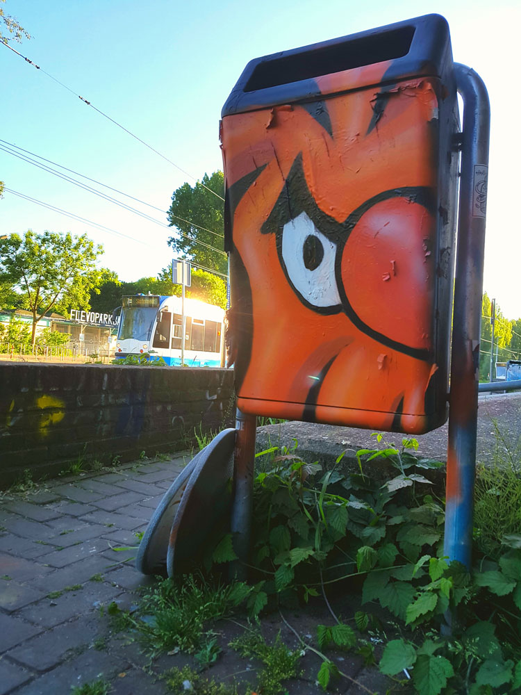 Early Svenimal ongraffiti character on carbagecan @ Flevopark, Amsterdam (2017) (svenimal.art)