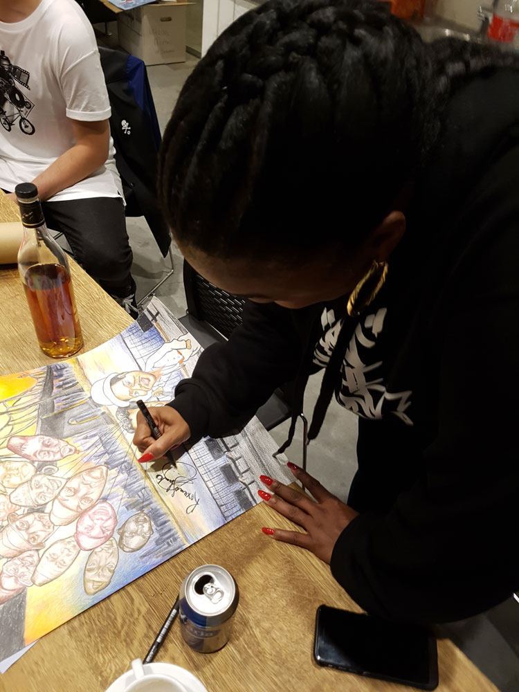 Roxanne Shante siging my cartoon drawing of Juice Crew with Mr. Magic & Marley Marl. Polychtromos on Canson Montval Aquarelle 300 gr (40x50cm) @urban matterz, Cacaofabriek, Helmond (2018) (svenimal.art)