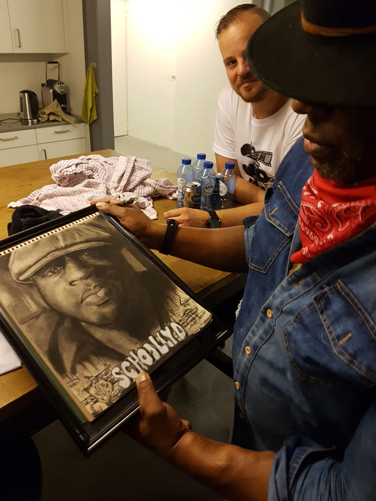 Schoolly D signing Schoolly D charcoal drawing on 118 gr Strathmore Toned Tan (27,9x35,6cm) (2018) (svenimal.art)